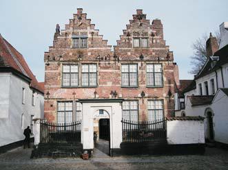 Historisch wordt de bouw van het Beghinasium gesitueerd omstreeks 1280. Het grensde aan de wal van het gravenkasteel, de stadswal, het Sint-Maartenskerkhof en de Begijnhofstraat.