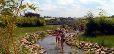 Denk maar aan spelen in het hooi en stro, klimmen en andere stoere dingen te doen, spelen met en in het water of ravotten in het zand en water!