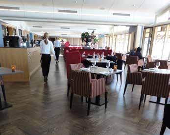 Het restaurant werd voorzien van een Lalegno visgraat parketvloer, geplaatst door Zweerus Parket en verlijmd met Bostik Parfix Classic, nadat de vloer eerst was voorgestreken met de primer Renogrund
