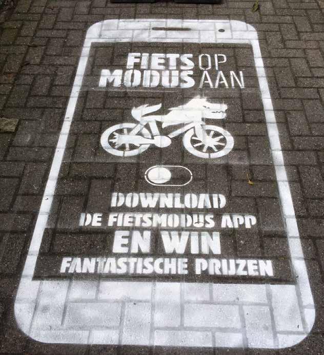 FIETSMODUS Jongeren zijn op de fiets vaak bezig met hun smartphone. Dit kan leiden tot ongelukken.