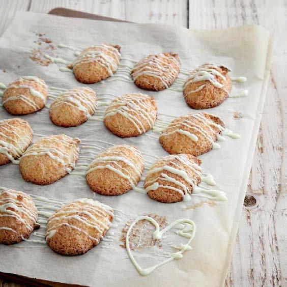 Kokosmakronen met witte chocolade voor 16 à 20 stuks 1 Verwarm de oven voor op 170 C. 2 Meng in een kom de eiwitten met de kokos en de suiker en roer tot een egale massa.