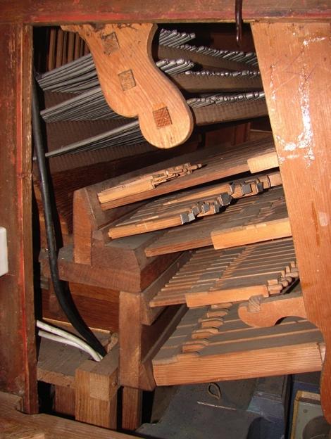 Net als bij andere liggende positieven werden de Subbaspijpen onder het eigenlijke orgel aangebracht. Afb.2) orgel met geopende deurtjes Afb.