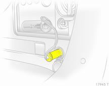186 Verzorging van de auto 8. 12V-aansluiting achterin openen en stekker van bandenreparatieset er insteken. Om te voorkomen dat de accu leegraakt, is het raadzaam de motor te laten draaien. 9.