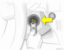 Houd de elektronische sleutel in de getoonde positie en druk op de Start/ Stop-toets. Voor het afzetten van de motor de Start/Stop-toets minstens 2 seconden indrukken.
