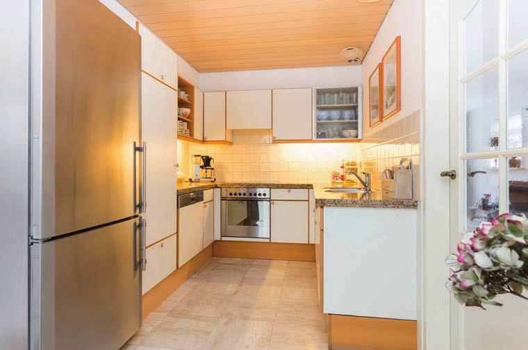 De keuken is voorzien van een combi magnetron oven, een keramische kookplaat (inductie 2014), afzuigkap en vaatwasser.