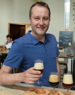 Bier van A, het feestbier voor de Bollekesfeesten 2016 in de maak. Gazet van Antwerpen en Stadsbrouwerij De Koninck sloegen de handen in elkaar voor een uitzonderlijk en uniek project.
