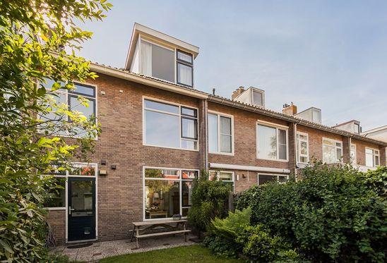In populaire Burgermeesterswijk nabij centrum van Leiden Wonen in een ruime gemoderniseerde eengezinswoning met voortuin en een zonnige achtertuin en achterom? Dan is dit is uw kans!
