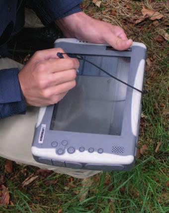 Daarbij is gebruikgemaakt van een veldcomputer (een tablet pc), uitgerust met een mobiele GIS, waarin de ruimtelijke, gegeorefereerde kaartbeelden oproepbaar waren (afb. 13).