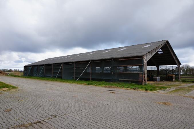 9. OMSCHRIJVING STROSCHUUR: Naast de melkgeitenstal bevindt zich een