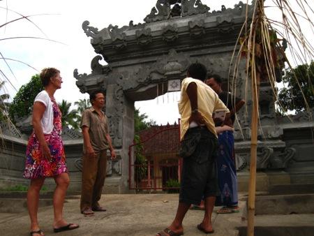Het wordt sinds 2010 door de Vrienden van Bali gesteund met een maandelijkse bijdrage van 20 voor schoolmiddelen.