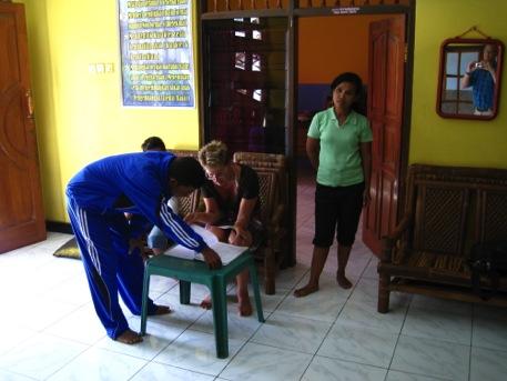 Caroline met Father Filippus (in trainingspak); kinderen in het weeshuis.