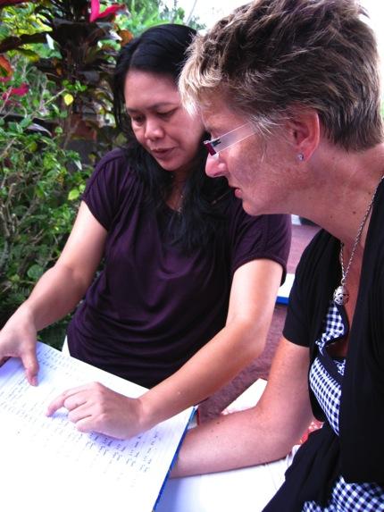 Met Made Juliawan; Made Sudarmi en Caroline controleren de financien Les: waterreservoir (project 2010/4) Arjen en Caroline hebben in juni het eindresultaat