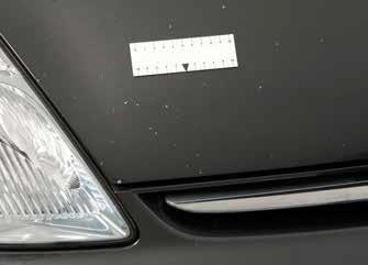 Steenslag Steenslagschade kan bij personenauto s voorkomen op de voorzijde van de carrosserie, de motorkap, de grille, de bumper en de