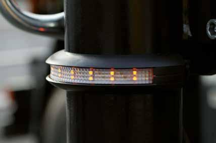 WAARSCHUWINGSLAMPEN OP DE STEUNPOTEN PRODUCTKENMERKEN De LED-waarschuwingslampen op de steunpoten dienen voor een betere zichtbaarheid.