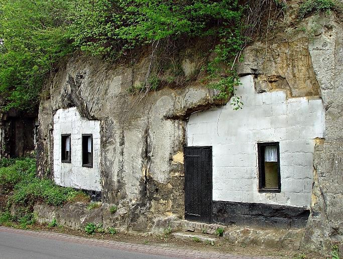 In de grotwoningen woonden tot 1900 blokbrekers, die in de mergelgroeve werkten.