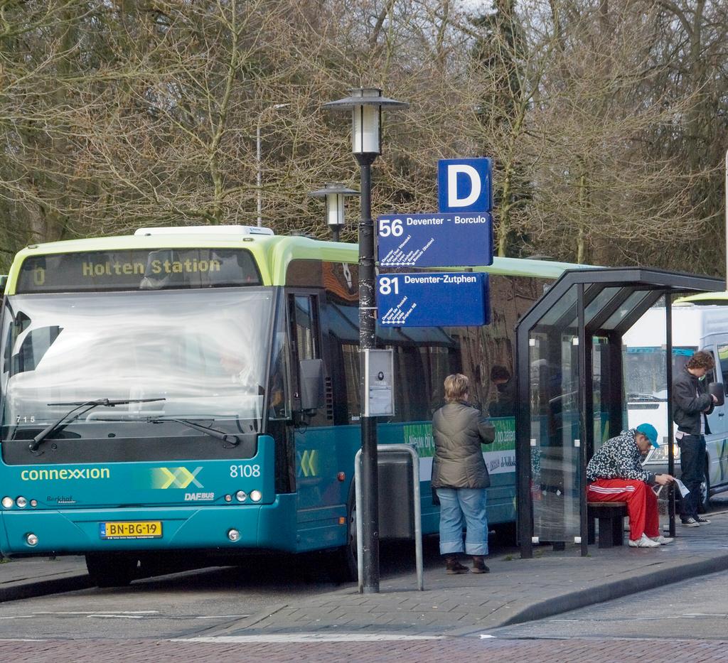 13 Toegankelijk en gemakkelijk Met goed toegankelijke haltes en veel lage vloerbussen is het openbaar vervoer inmiddels voor veel mensen geschikt.