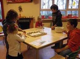 door alle kinderen pepernoten gebakken, onder begeleiding van groep 6/7/8 en juf Anneke: wachten op het plein, onder