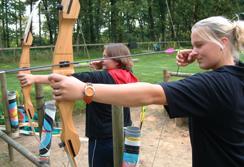 Oudhollandse spelletjes (binnenactiviteit) 1½ uur p.p. 6,00 In groepjes van 4 personen gaat u de strijd aan tegen de klok, spanning en uw zenuwen. U gaat diverse spellen doen o.a. het gatenkaasspel, de spiraal, het trekbiljart, de spiegelkast, het labyrint en natuurlijk sjoelen en nog veel meer.