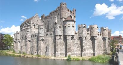In de namiddag gaan we naar het Gravensteen. Een middeleeuws kasteel dat al eeuwenlang het uitzicht van het Gentse stadscentrum bepaalt.