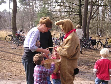 Pasen 2005 De paashaas was ook dit jaar de Refelingse Erven niet vergeten.