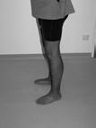 PATIËNTENINFORMATIE Kracht en coördinatie oefening Stap met één voet naar voren uit en buig door de knie. De knie niet verder buigen dan dat de tenen rij nog zichtbaar is.