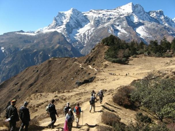 De route biedt ons een fantastisch uitzicht op de Himalaya. We overnachten in de oude Koningsstad Bhaktapur.