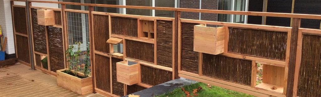 kort na plaatsing open trellis met brede plantenbak