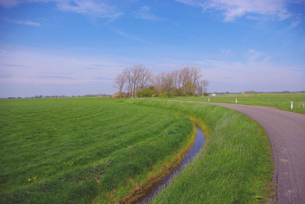 Foto vanaf de Kollerijweg, kijkend richting Ten Post In de tijd dat het veen nog aanwezig was lag de huidige Kollerijweg, toen de loop van de Fivel of een zijtak daarvan, lager dan het omringende