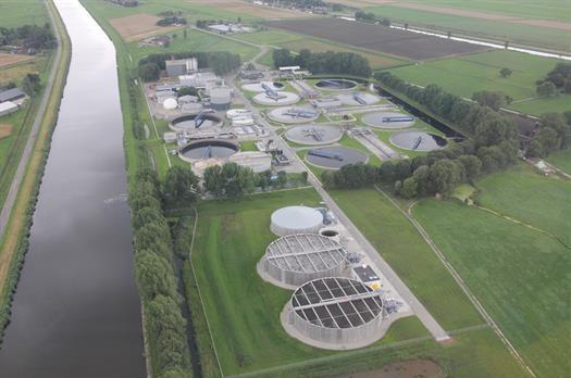 Via persleidingen wordt hierheen rioolwater aangevoerd. Het water van burgers en bedrijven uit de gemeenten Groningen, Ten Boer en Loppersum wordt hier gezuiverd.