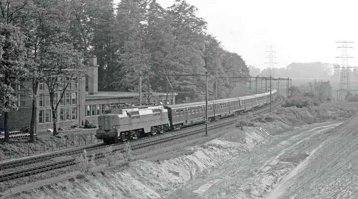 > FOTO ROEF ANKERSMIT Een fraaie locomotievenshow te Utrecht op 8 april 1957, met van links naar