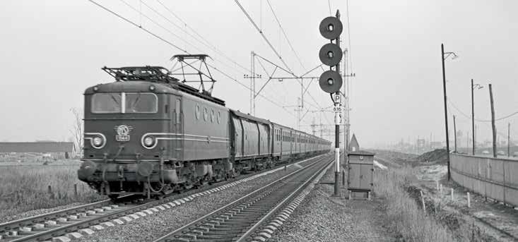 > FOTO KEES VAN DE MEENE Trein 824 Maastricht Zandvoort, bestaande uit loc 1144, een stalen D (bagagerijtuig) en rijtuigen Plan E, passeert op 21