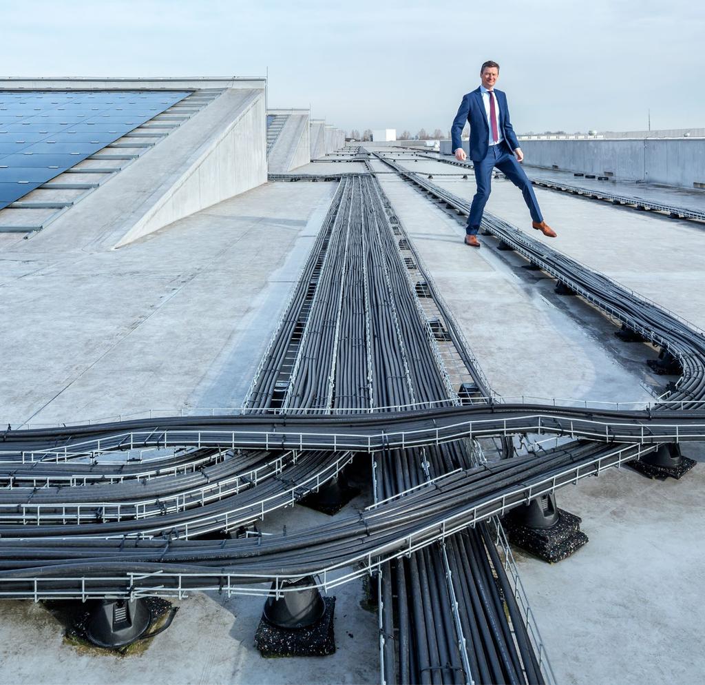 62 ZONNE-INSTALLATIE OP DAK BLOEMENVEILING CO₂-reductie circa 1.300 ton per jaar Een van de grootste zonneinstallaties van Nederland staat op het dak van bloemenveiling Plantion in Ede. Ruim 18.