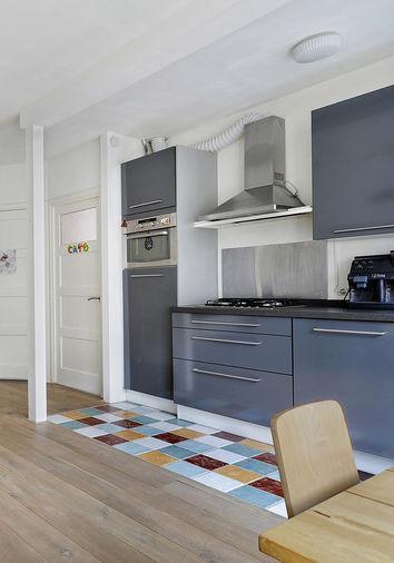De nieuwe raampartij (HR++ beglazing) geeft de woning een uniek karakter en zorgt voor veel lichtinval. De keuken is uitgerust met een koel-vriescombinatie, een vaatwasser en een combi-oven.