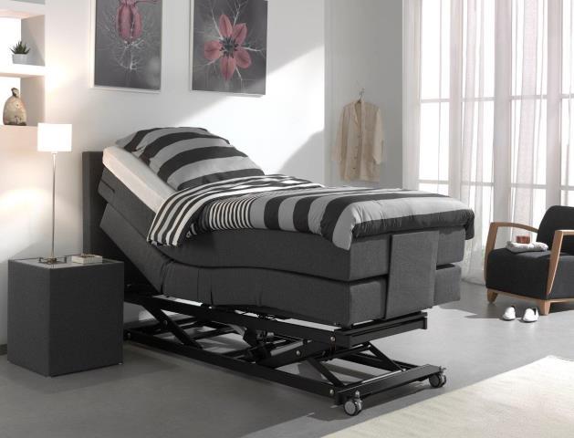 Zo kan men de benodigde verzorging krijgen zonder tussenkomst van een somber verpleegbed. Dit bed is te combineren met elk gewenst hoofd- en voetbord.