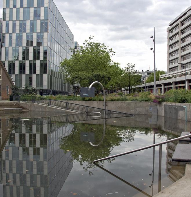 WATERPLEIN IN ROTTERDAM Vooral in steden kunnen forse regenbuien voor grote problemen zorgen. Door de vele gebouwen en verharde oppervlakken kan het water niet weg en lopen riolen over.