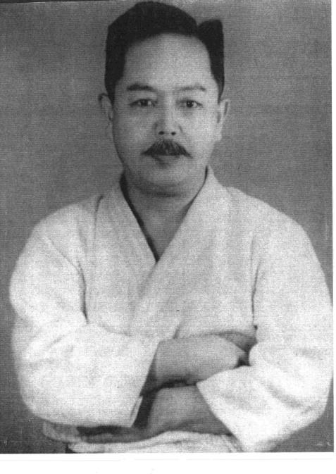 Yabku Moden Net als veel van zijn tijdgenoten besloot Yabiku Moden om zijn lichaam en geest sterk te maken met als gevolg dat hij begon aan de studie van karatedo onder Itosu Sensei en Ryukyu Kobudo