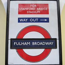 Hoe bij het stadion te komen? Stamford Bridge is gelegen op de Fulham Road, Londen SW6 1HS in het zuidwesten. Dit stadion kunt u eenvoudig bereiken door de metro te nemen.