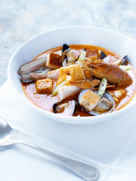 Recept Bouillabaisse Hoofdgerecht (10 personen) 750 g visfilet (koolvis, zalm, tonijn, roodbaars, dorade) 400 g fijngesneden soepgroente (venkel, ui, prei, knolselderij) 2 kg schelpen naar keuze