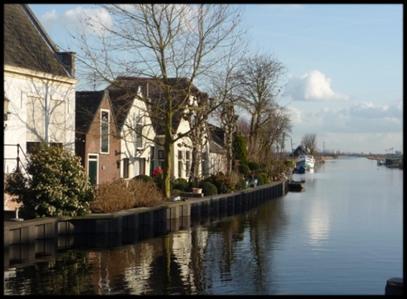 De afstand tot deze steden bedraagt circa 30 kilometer. Bodegraven telt ongeveer 20.000 inwoners. Het dorp beschikt over een zwembad en cultureel centrum het Evertshuis.