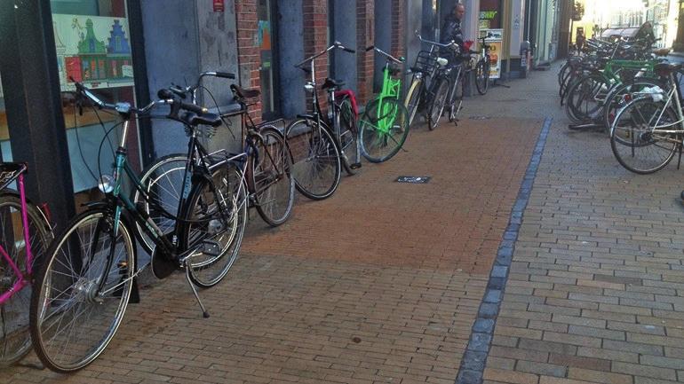 Fietsparkeren Delft Benchmark fietsparkeerbeleid Delft Afbeelding 1: Fietsvakken in de Gemeente Groningen Bij de geïnventariseerde steden worden de bewaakte openbare stallingen aangemerkt als