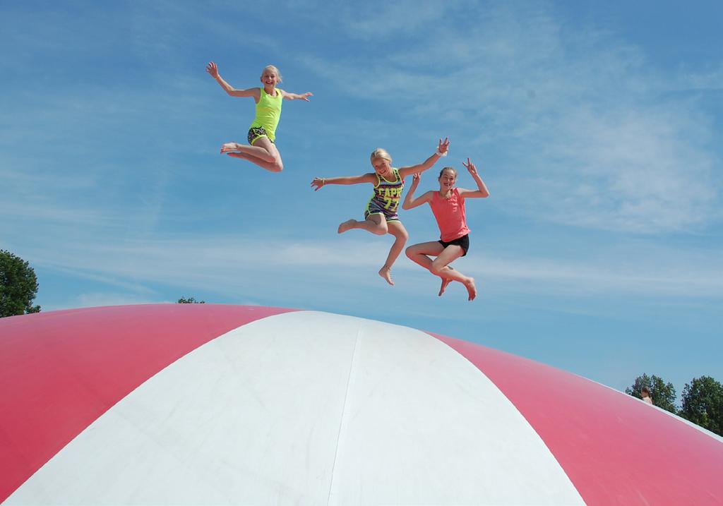 9 DOEN EN BELEVEN SPEELPARK DE SWAAN Midden op het platteland aan de rand van recreatiegebied Geestmerambacht ligt dit prachtige, ruime, avontuurlijke speelpark!