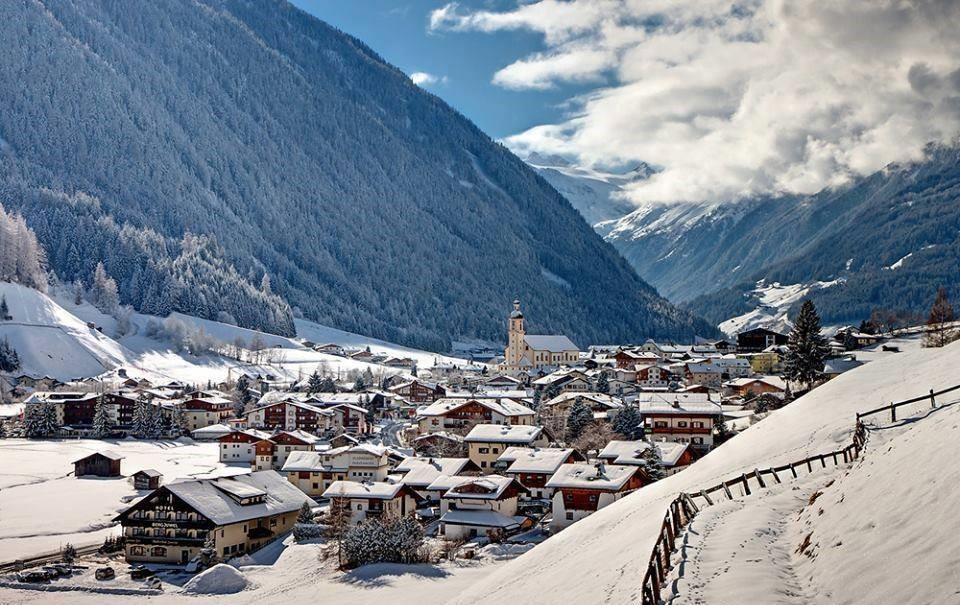 Reis en verblijf We verblijven in een fijn hotel in "Neustift im Stubaital", op ruim 980 km van Indoorski Assen.