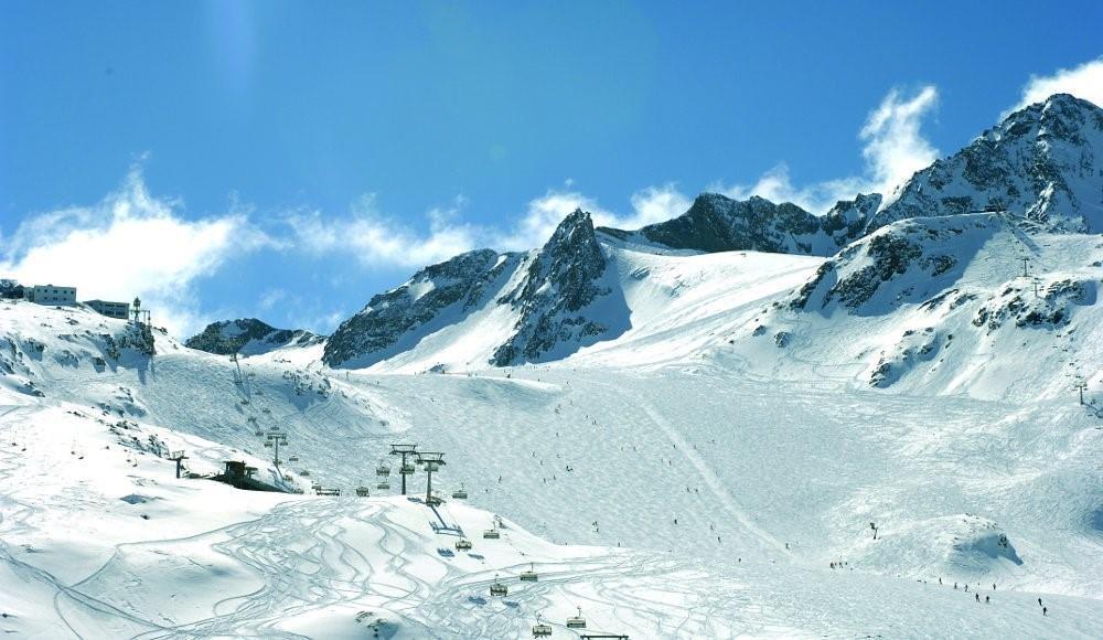 Grootste gletsjergebied van Oostenrijk De Stubaier Gletsjer is bijna het hele jaar geopend en staat bekend als het grootste gletsjer winterportgebied van Oostenrijk.