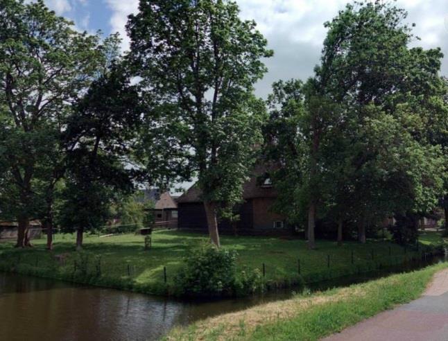 De oude boerderijkavels zijn ruim, rechthoekig en op regelmatige afstand van elkaar gelegen.