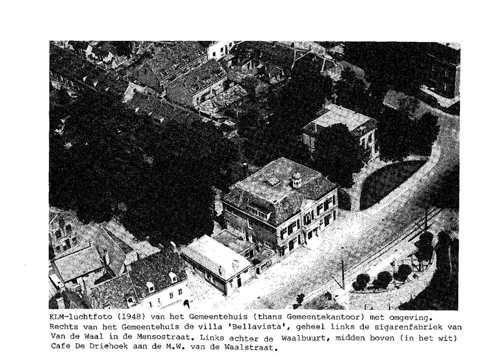 KLM-luchtfoto (1948) van het Gemeentehuis (thans Gemeentekantoor) met omgeving.