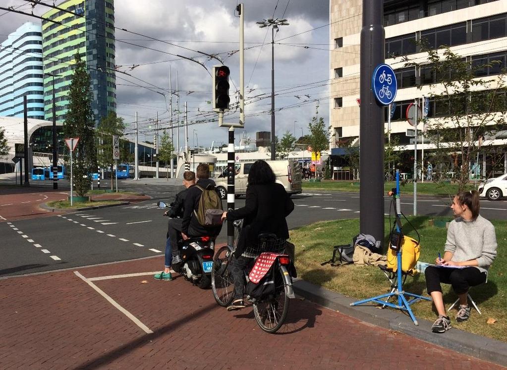 2 METHODE Er zijn twee onderzoeken uitgevoerd namelijk: Metingen op fietspaden om de bijdrage van brommers en scooters aan de (piek)blootstelling van fietsers aan luchtverontreiniging op lokale