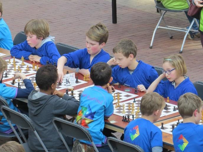 Schaaktoernooi, van onze jonge redactie Op woensdag 1 maart was het schaaktoernooi, bij het Deltion college. Er waren minstens 300 kinderen, die meededen met het schaaktoernooi.