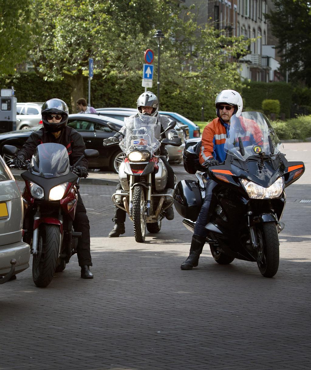 5. Conclusie Motorrijders zijn, in vergelijking met bijvoorbeeld automobilisten, kwetsbaar in het verkeer.