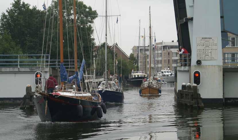 Foto: Hanneke de Boer 10 Adviezen en nuttige adressen Tips Volg altijd de aanwijzing van de brug- en sluiswachters op; Luister uit op de marifoon; Pas uw snelheid aan en vaar niet onnodig te hard of