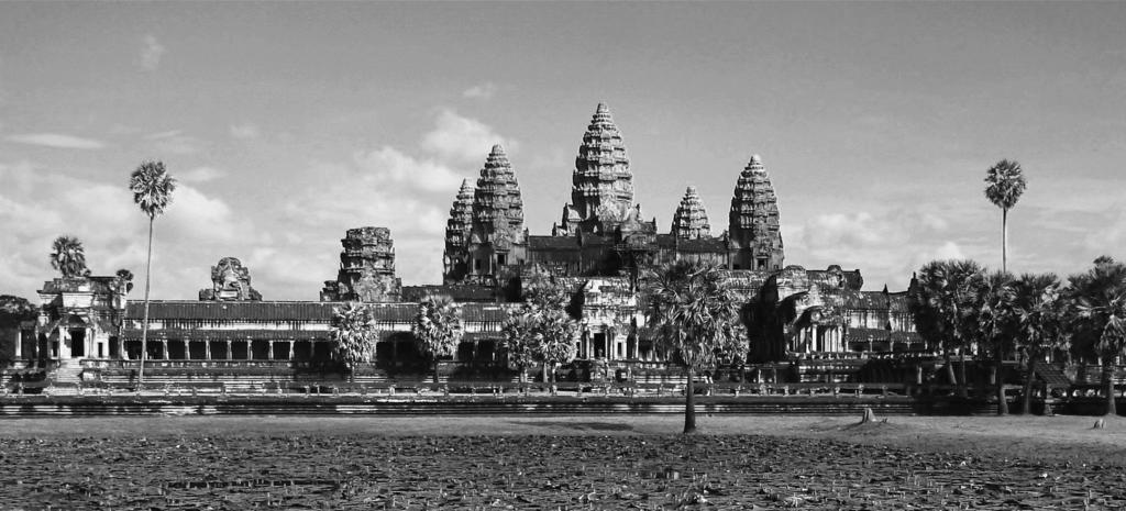Opgave 6 Angkor in Cambodja De mysterieuze ondergang van Angkor Angkor is een tempelcomplex in Cambodja dat in de twaalfde eeuw gebouwd werd door een volk dat de Khmer genoemd wordt.